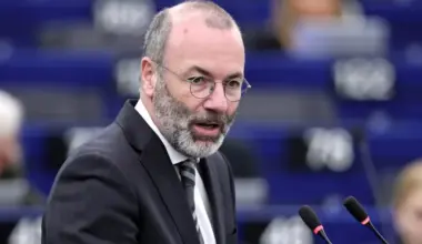 Predsednik Evropske narodne partije: Veličanje Mladića duboko uznemirujuće, snažno osuđujem prisustvo visokih srpskih zvaničnika na sahrani