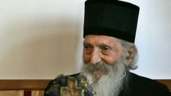 СПОМЕНИК ПАТРИЈАРХУ ПАВЛУ У СРЕМСКОЈ КАМЕНИЦИ: Препознатљива фигура у бронзи са жезлом у левој руци
