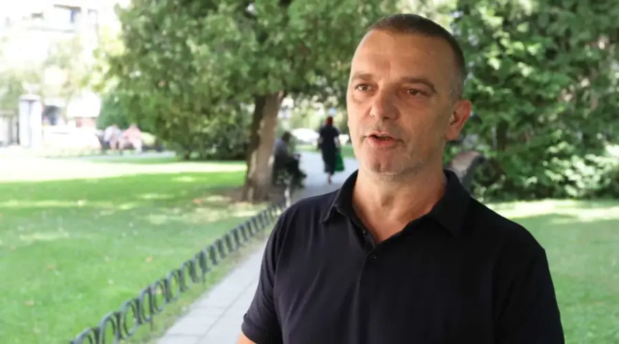 Profesor u Kruševcu dobio otkaz posle 16 godina: Tvrdi da je razlog podrška studentima, direktor demantuje