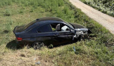 Proleteo kroz znak STOP pa se sudario sa BMW-om: Dve osobe povređene na obilaznici oko Guče