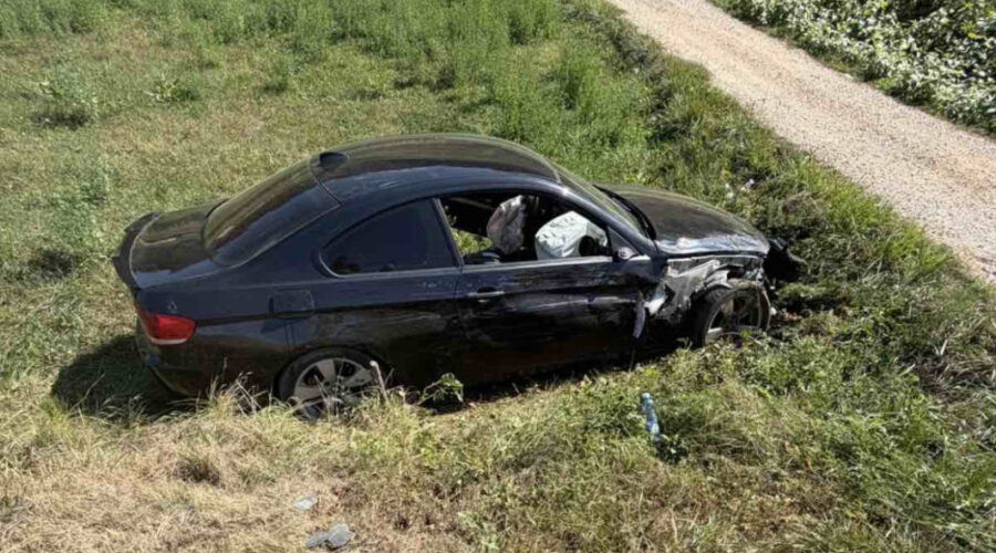 Proleteo kroz znak STOP pa se sudario sa BMW-om: Dve osobe povređene na obilaznici oko Guče