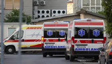 Proleteo kroz znak STOP, pa se zakucao u “BMW”: Dve osobe povređene na obilaznici oko Guče