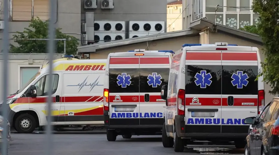 Proleteo kroz znak STOP, pa se zakucao u “BMW”: Dve osobe povređene na obilaznici oko Guče
