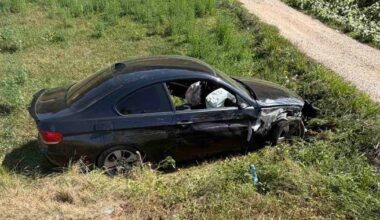 Proleteo kroz znak STOP pa se zakucao u “BMW”: dve osobe povređene na obilaznici oko Guče