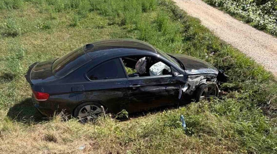 Proleteo kroz znak STOP pa se zakucao u “BMW”: dve osobe povređene na obilaznici oko Guče