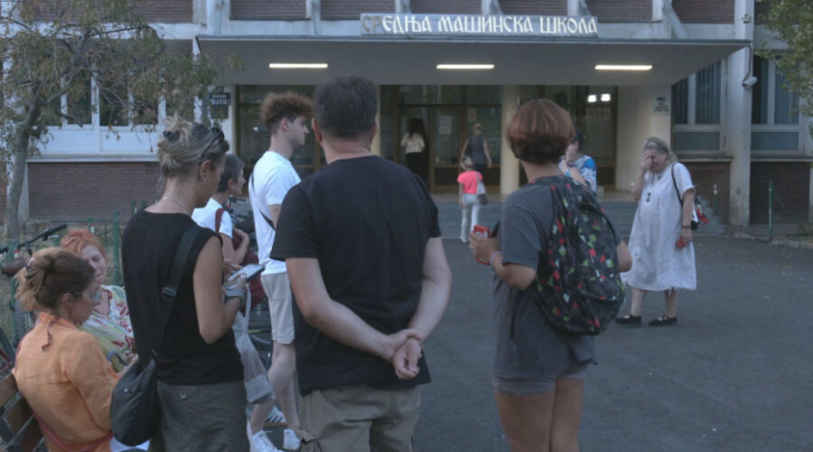 Protest u novosadskoj Gimnaziji “Jovan Jovanović Zmaj”: Učenici, roditelji i profesori traže odgovore zbog otkaza