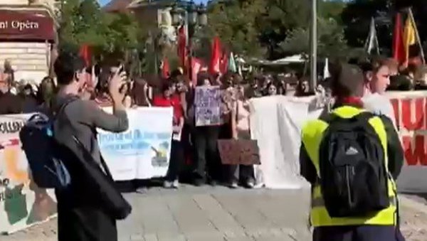 ХАОТИЧНО ШИРОМ НЕМАЧКЕ: Ученици масовно изашли на улице, ово је разлог (ВИДЕО) ХАОТИЧНО ШИРОМ НЕМАЧКЕ: Ученици масовно изашли на улице, ово је разлог (ВИДЕО)
