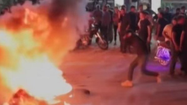 СИРИЈА НА НОГАМА, ГОРИ НА СВЕ СТРАНЕ: Масовни протести, овако није било од свргавања Башара ал-Асада са власти (ВИДЕО) СИРИЈА НА НОГАМА, ГОРИ НА СВЕ СТРАНЕ: Масовни протести, овако није било од свргавања Башара ал-Асада са власти (ВИДЕО)