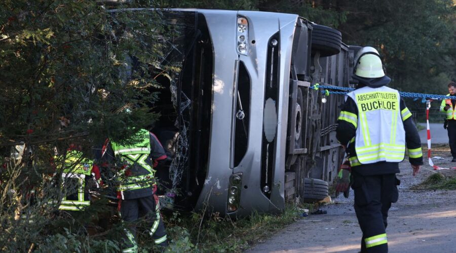 Prve slike! Autobus pun turista se prevrnuo, išli na Oktoberfest, čak 250 policajaca i lekara na terenu