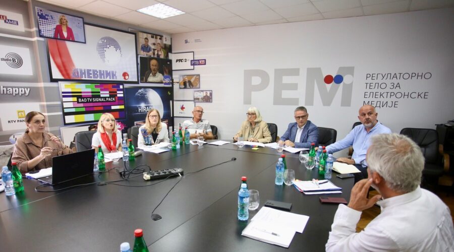 REM zvanično počeo monitoring sadržaja u predizbornoj kampanji: “Prate se politički akteri, mediji, ali i analitičari”