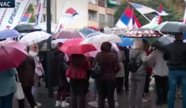 REŽIMSKI CIRKUS U ALEKSINCU: Naprednjaci iz Niša autobusima stigli na doček studenata biciklista, građani ih ih ispratili uz „Pumpaj“! (VIDEO)