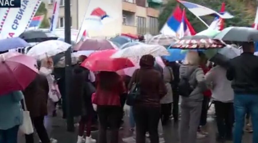 REŽIMSKI CIRKUS U ALEKSINCU: Naprednjaci iz Niša autobusima stigli na doček studenata biciklista, građani ih ih ispratili uz „Pumpaj“! (VIDEO)