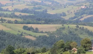 RHMZ: Jutro oblačno sa kratkotrajnom kišom, vedro i toplije tokom dana