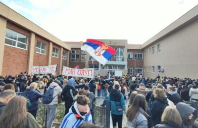 RODITELJI SE OKUPILI ZBOG ŠKOLSKOG ODBORA: Tvrde da su sinoć bili zaključani u dvorištu Devete gimnazije!