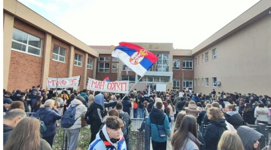 RODITELJI SE OKUPILI ZBOG ŠKOLSKOG ODBORA: Tvrde da su sinoć bili zaključani u dvorištu Devete gimnazije!