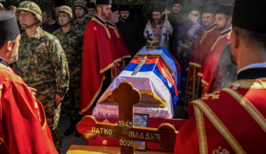 Ratko Mladić, haški osuđenik za genocid, sahranjen uz vojne počasti