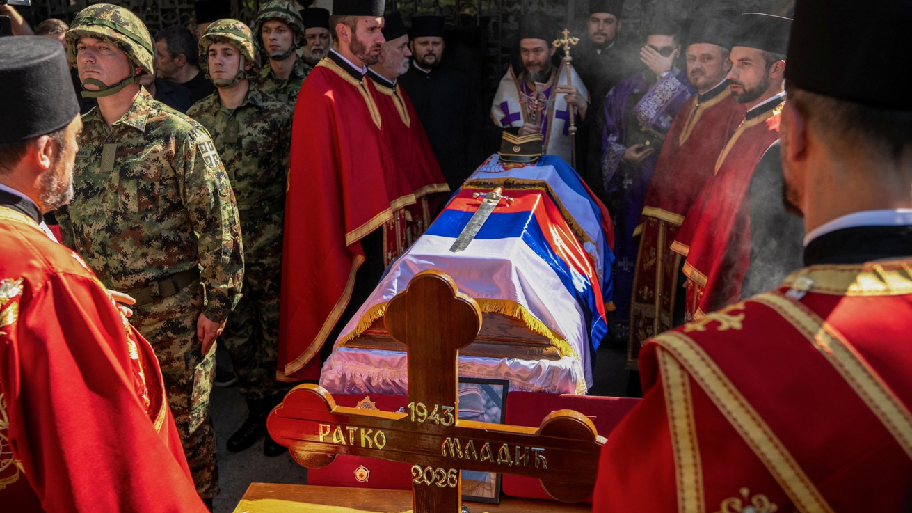 Pripadnici Vojske Srbije i sveštena lica oko sanduka prekrivenog zastavama Srbije i RS