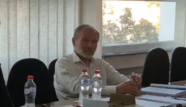 Roditelji i učenici osam sati tražili odgovore od direktora Jovine: Stojković tvrdi da je bio izložen linču