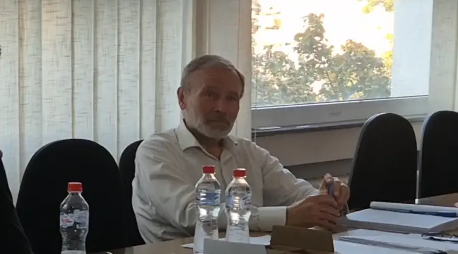 Roditelji i učenici osam sati tražili odgovore od direktora Jovine: Stojković tvrdi da je bio izložen linču