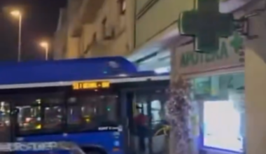 SCENA KAO IZ FILMA NA ZELENOM VENCU: Autobus prešao četiri trake, sudario se sa taksi vozilima i zakucao se u zgradu – petoro povređeno!