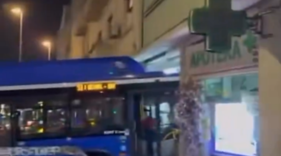 SCENA KAO IZ FILMA NA ZELENOM VENCU: Autobus prešao četiri trake, sudario se sa taksi vozilima i zakucao se u zgradu – petoro povređeno!