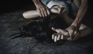 SILOVAO DEVOJČICU (15), PA NASTAVIO DA JE PROGANJA: Zahtevao da mu šalje eksplicitne fotografije i video-snimke