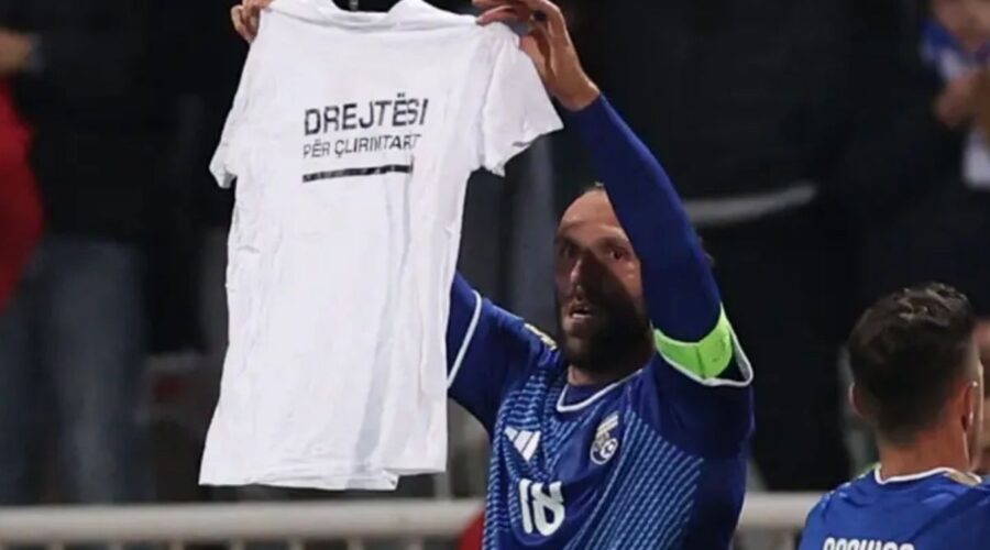 SRAMAN POTEZ ALBANSKOG FUDBALERA U PRIŠTINI: Igrač Fenerbahčea, Vedat Murići posle utakmice protiv Irske podigao majicu sa natpisom podrške Tačiju i OVK!