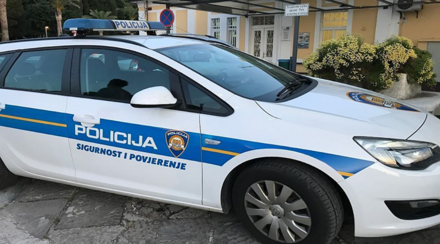SRPSKI FUDBALER UHAPŠEN TOKOM UTAKMICE U HRVATSKOJ: Priveden zbog fotografije Ratka Mladića objavljene na Fejsbuku!