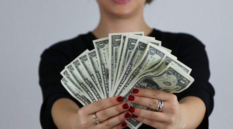 ŠTA URADITI SA 10.000 EVRA UŠTEĐEVINE? Gde bezbedno uložiti novac, a da ga inflacija i prevaranti ne pojedu za noć!