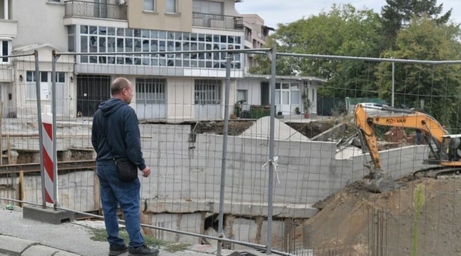 STANARI I DALJE VAN SVOJIH DOMOVA: Šest dana nakon urušavanja zida u Vojvode Vlahovića ulica zatvorena!
