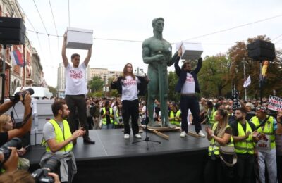 NAPADNUTI STUDENTI U LOZNICI: Trojica SNS siledzija nasrnula na njih, građani pritrčali u pomoć!