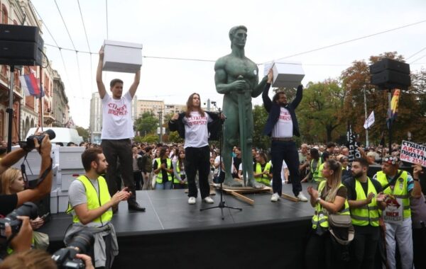 NAPADNUTI STUDENTI U LOZNICI: Trojica SNS siledzija nasrnula na njih, građani pritrčali u pomoć!