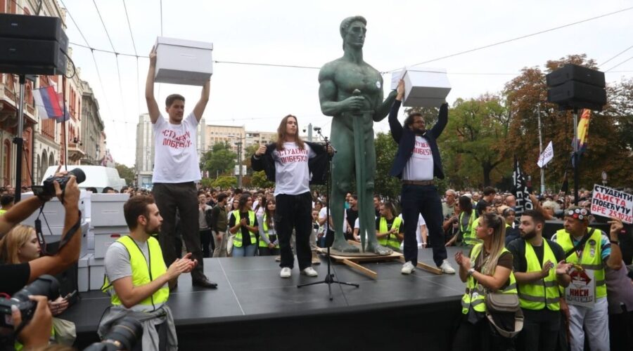 NAPADNUTI STUDENTI U LOZNICI: Trojica SNS siledzija nasrnula na njih, građani pritrčali u pomoć!