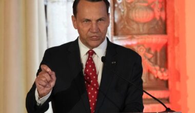Sikorski: Imamo informacije da Rusija planira da do kraja godine učini nešto veliko