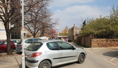 Smete li da parkirate auto ispred tuđe kuće? Komšije se bune, a zakon daje jasan odgovor