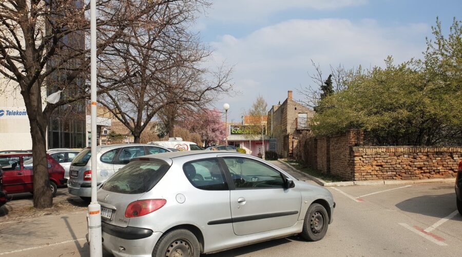Smete li da parkirate auto ispred tuđe kuće? Komšije se bune, a zakon daje jasan odgovor