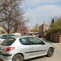 Smete li da parkirate auto ispred tuđe kuće? Komšije se bune, a zakon daje jasan odgovor