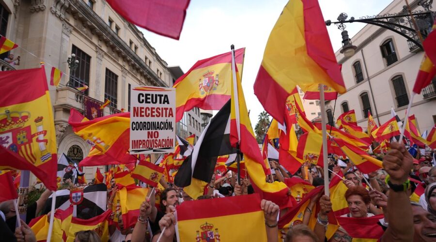 Španija: Desetine hiljada ljudi protestuju protiv vlade zbog situacije u Seuti