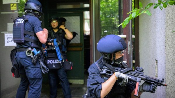 ОПСАДНО СТАЊЕ У НЕМАЧКОЈ: Специјалци опколили енергетско постројење, хеликоптери надлећу Гандеркезе ОПСАДНО СТАЊЕ У НЕМАЧКОЈ: Специјалци опколили енергетско постројење, хеликоптери надлећу Гандеркезе