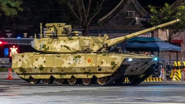 ЗВЕР ИЗАШЛА НА УЛИЦЕ! Примећен најнапреднији тенк на свету у новој камуфлажи — Ово је кинески Тип 100! (ВИДЕО)