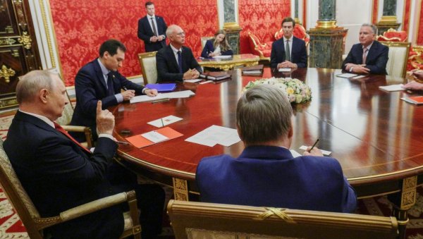 ТРИ САТА ДИПЛОМАТИЈЕ ИЗА ЗАТВОРЕНИХ ВРАТА: Шта доноси састанак Путина, Виткофа и Кушнера ТРИ САТА ДИПЛОМАТИЈЕ ИЗА ЗАТВОРЕНИХ ВРАТА: Шта доноси састанак Путина, Виткофа и Кушнера
