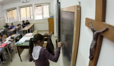 Šta se dešava u austrijskim školama? Krst nedostaje u 117 učionica | Srpska dijaspora