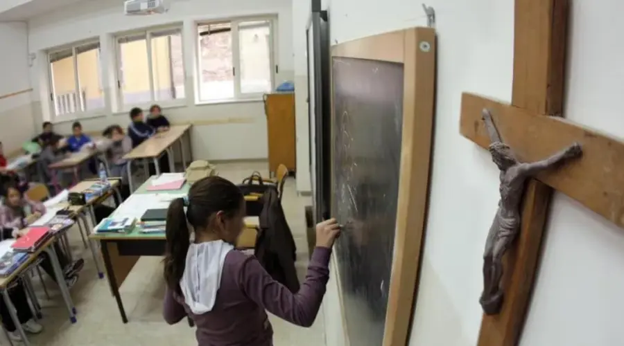 Šta se dešava u austrijskim školama? Krst nedostaje u 117 učionica | Srpska dijaspora