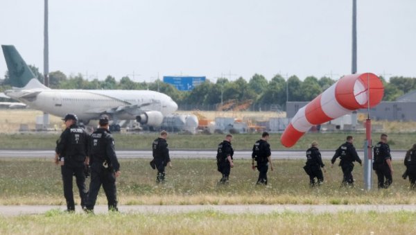 СВЕ ЈЕ УНАПРЕД ИСПЛАНИРАНО Шта стоји иза инцидента са дроновима у Немачкој: Украјински трага видљив свима сем Мерцу? СВЕ ЈЕ УНАПРЕД ИСПЛАНИРАНО Шта стоји иза инцидента са дроновима у Немачкој: Украјински трага видљив свима сем Мерцу?