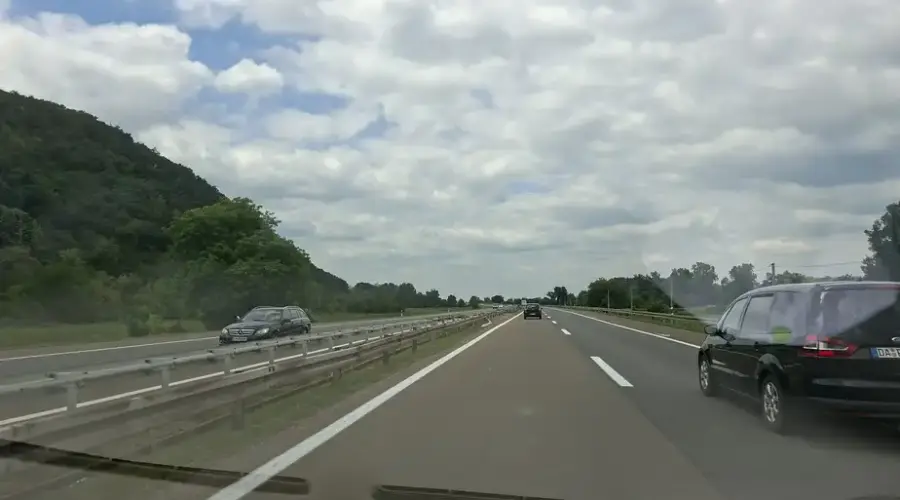 Stanje na putevima: Saobraćaj na naplatnim rampama neometan