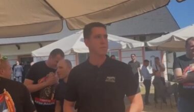 Stao uz svoj narod i došao da oda počast
