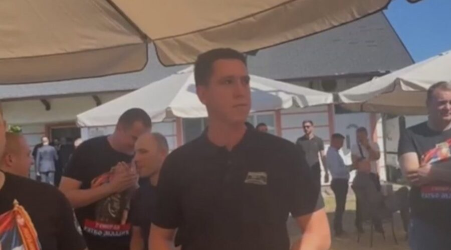 Stao uz svoj narod i došao da oda počast