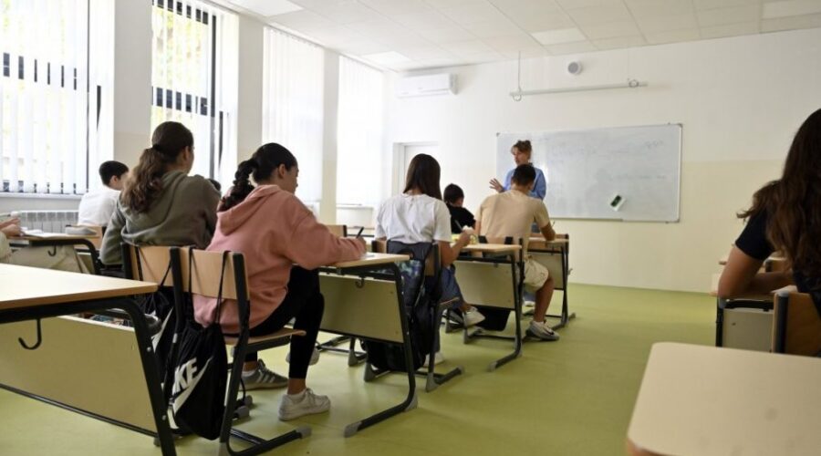 Stipendija 8.100 dinara tokom dest meseci
