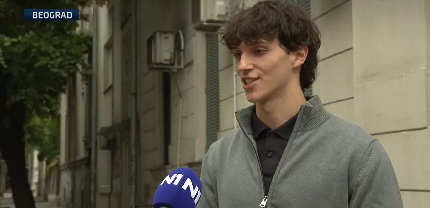 Student o prikupljanju potpisa za listu: Hronična nedostupnost notara usporila proces, ali građani bili spremni da čekaju ceo dan