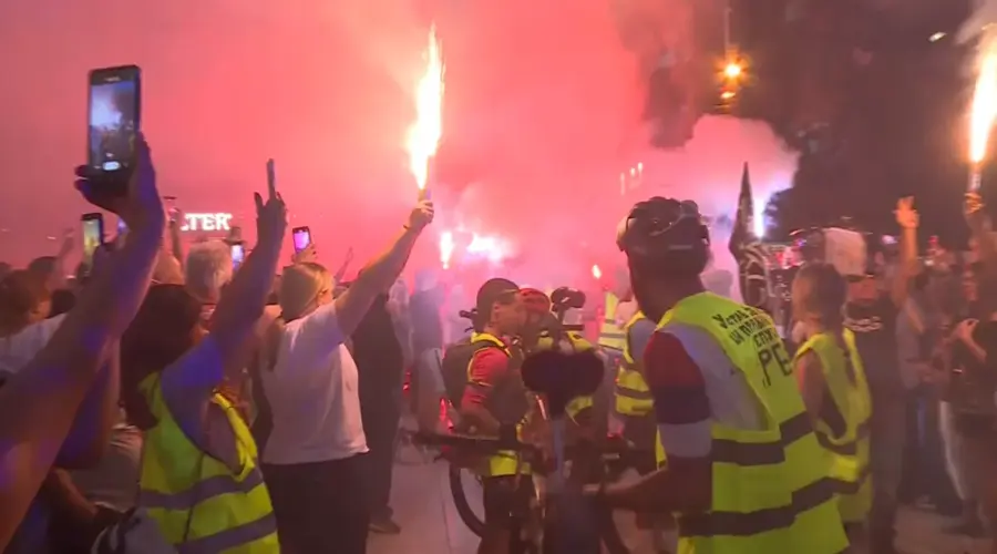Studenti biciklisti dočekani u Kraljevu i Subotici: Ovacije, baklje i “Pumpaj” (VIDEO)